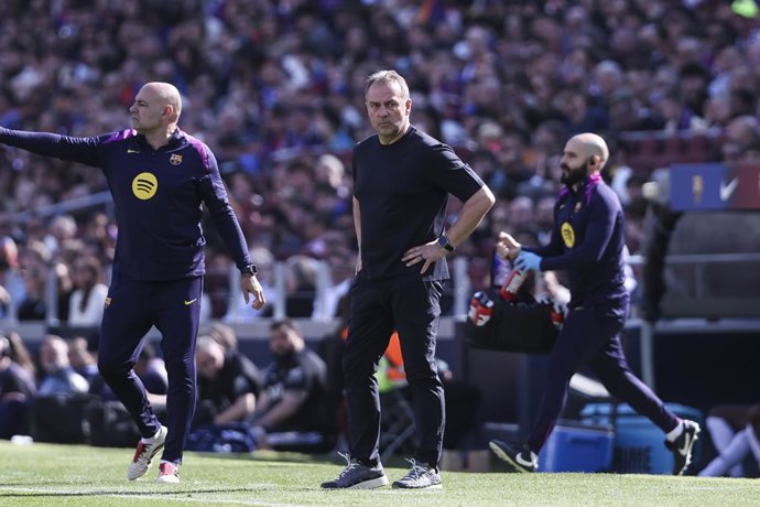 Hansi Flick, técnico do FC Barcelona, observa durante a partida de futebol da LaLiga EA Sports, disputada entre o FC Barcelona e o Rayo Vallecano no estádio Spotify Camp Nou, em 22 de março de 2026, em Barcelona, Espanha.