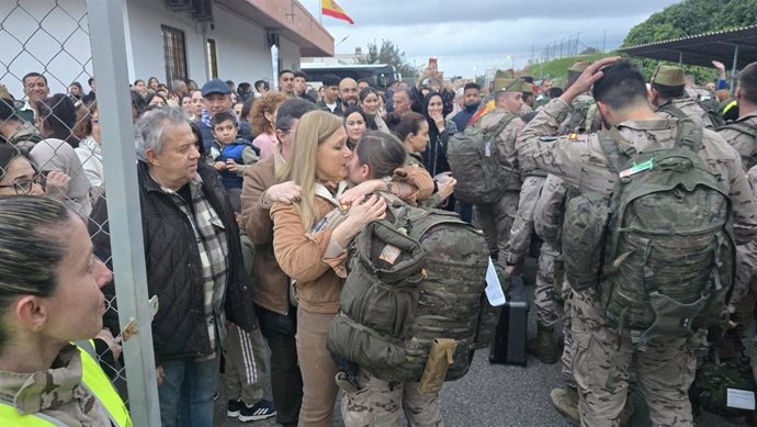 Reencuentro de los familiares con los militares evacuados de Irak tras la guerra en Irán.