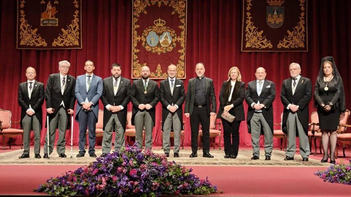Pregonero y autoridades en el escenario del Teatro Pedro Muñoz Seca.