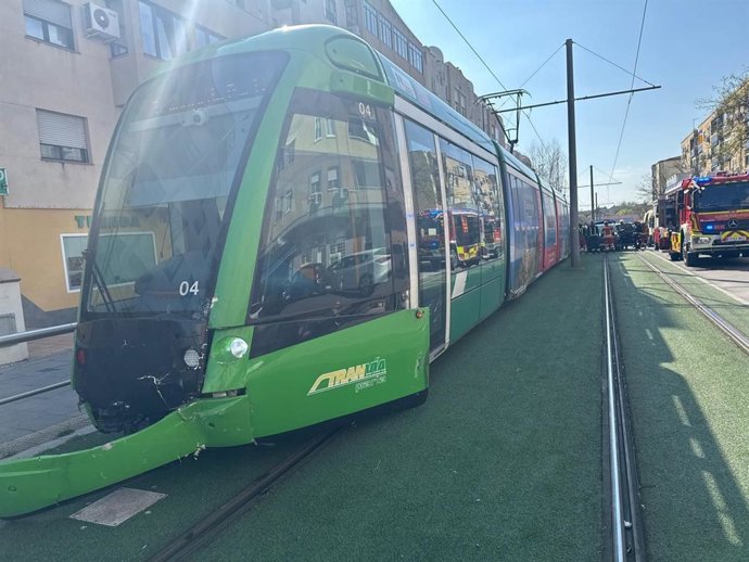 Un impacto entre un tranvía y un vehículo en Parla deja tres personas con heridas leves