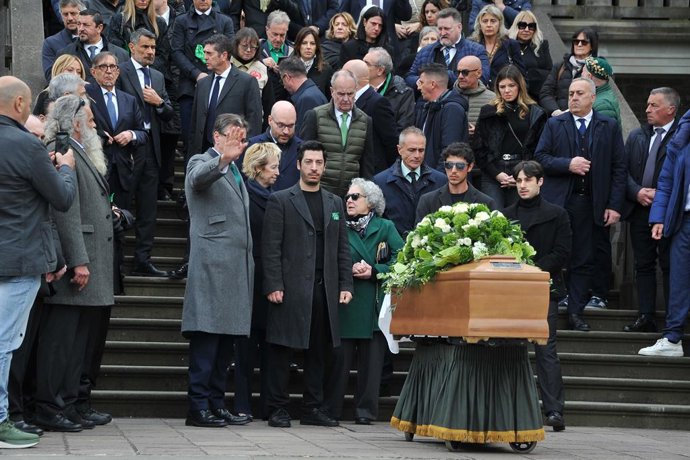 22 de março de 2026, Itália: foto de Mario Romano/IPP. Pontida (Bergamo), 22/03/2026. Funeral de Umberto Bossi. Na foto: Giancarlo Giorgetti, Renzo Bossi, Manuela Marroni, esposa de Umberto, Roberto Libertà Bossi e Eridanio Bossi, filhos de Umberto. Italy
