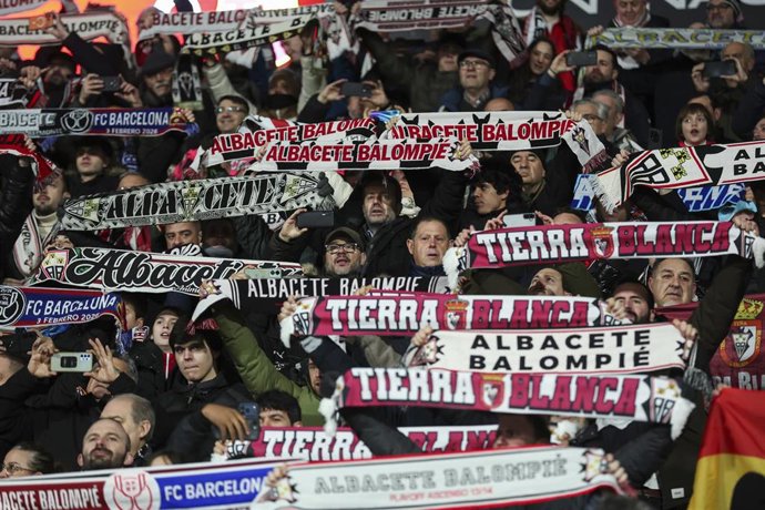 Archivo - Aficionados del Albacete Balompie en el estadio Carlos Belmonte. Archivo