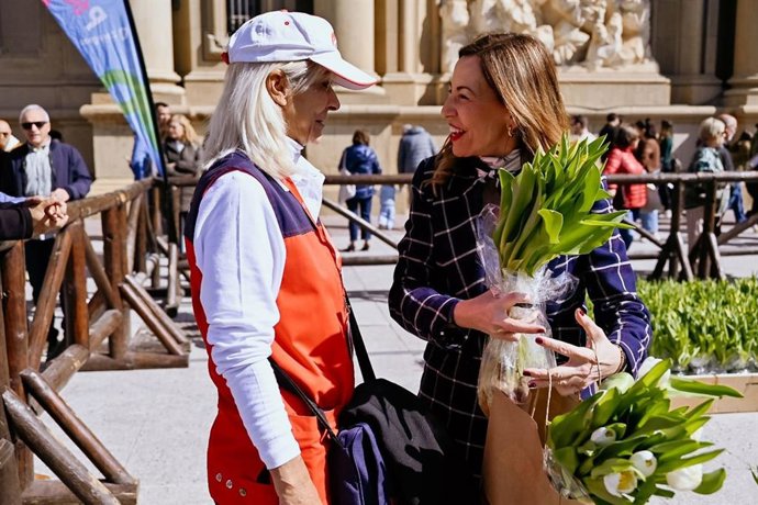 La alcaldesa de Zaragoza, Natalia Chueca, conversa con una voluntaria en el Mercado solidario de los Tulipanes.