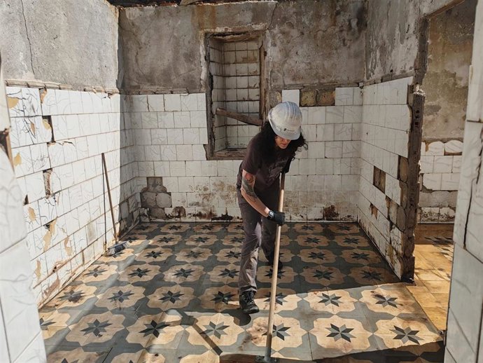 Voluntaria de la campaña 'Salvemos Valborraz' limpia el suelo de una habitación de la antigua mina de volframio de Valborraz, en Carballeda de Valdeorras (Ourense), a 22 de marzo de 2026.
