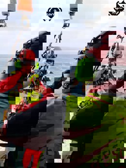 Bomberos del SEPA rescatando al hombre enriscado.