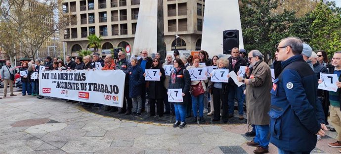 Concentración del pasado jueves 19 de marzo en Zaragoza llevada a cabo por representantes de CCOO y UGT Aragón por el último accidente mortal en el trabajo registrado en Aragón que tras el accidente de Nachá se eleva a ocho. 