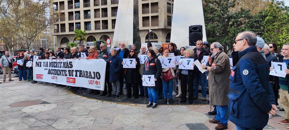 Concentración del pasado jueves 19 de marzo en Zaragoza llevada a cabo por representantes de CCOO y UGT Aragón por el último accidente mortal en el trabajo registrado en Aragón que tras el accidente de Nachá se eleva a ocho.