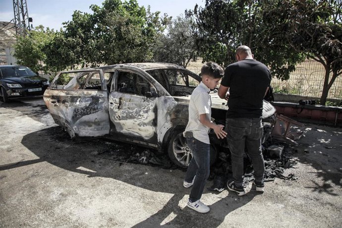 Archivo - Arquivo - 16 de maio de 2025, Nablus, Cisjordânia, Palestina: Palestinos inspecionam um carro incendiado na aldeia de Burqa. Palestinos relataram que colonos judeus incendiaram um carro palestino. Colonos judeus lançaram ataques contra aldeias p