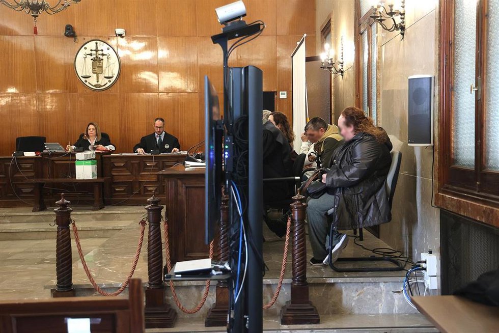 Los acusados por la muerta del bebé y sus abogados, al comienzo del juicio en la Audiencia Provincial de Baleares, a 13 de marzo de 2026, en Palma de Mallorca, Mallorca, Islas Baleares (España). 