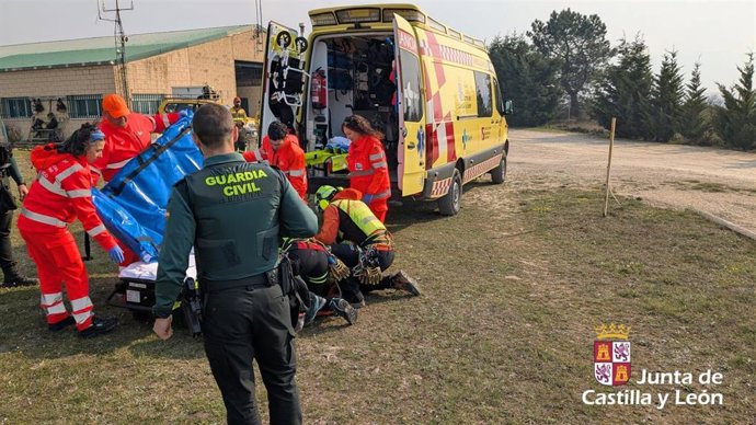 La UVI móvil atiende al escalador en Medina de Pomar antes de su traslado al hospital de Cruces (Vizcaya).
