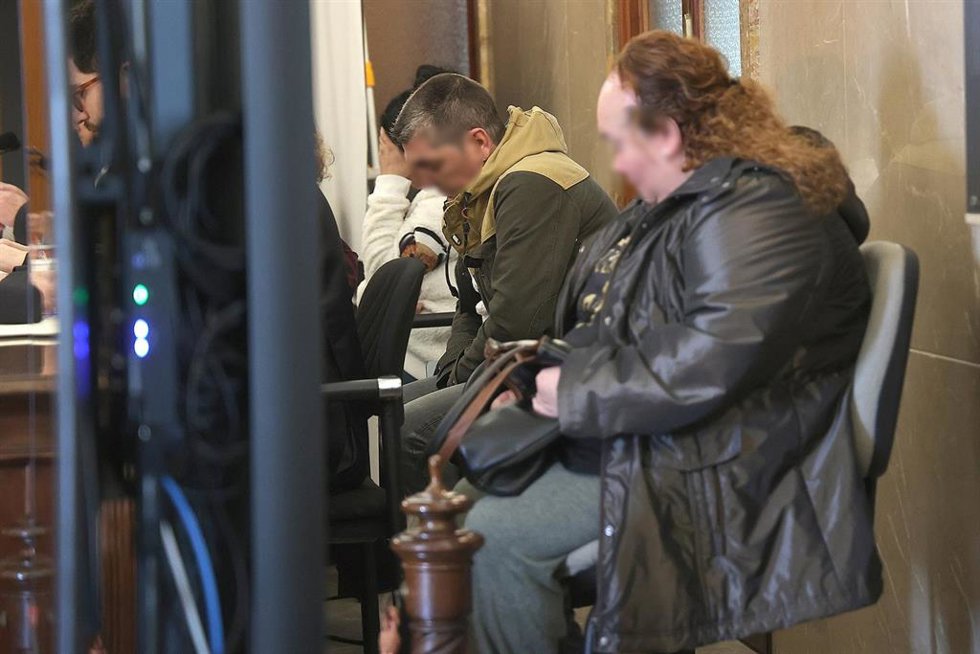 Los acusados por la muerta del bebé y sus abogados, al comienzo del juicio en la Audiencia Provincial de Baleares, a 13 de marzo de 2026, en Palma de Mallorca, Mallorca, Islas Baleares (España). 