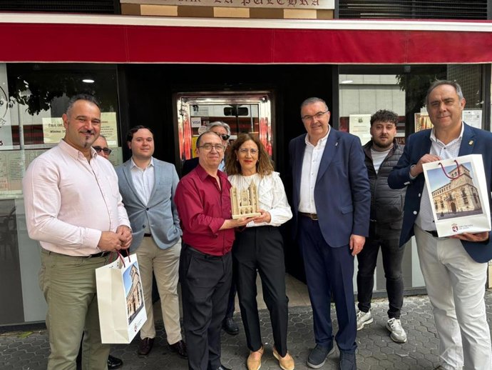 Emilio Martínez, Valentín Martínez y Roberto Aller junto al galardonado José Javier Plaza tras el acto de reconocimiento celebrado este domingo en su restaurante, La Pulchra, en Sevilla.