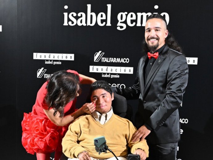 Isabel Gemio junto a sus hijos Gustavo y Diego en la cena solidaria de la Fundación que lleva su nombre