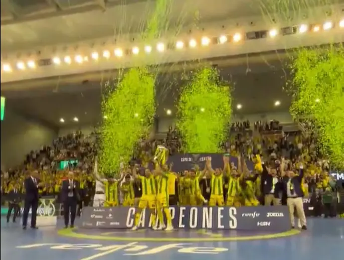 El Jaén Paraíso Interior celebrando la cuarta Copa del Rey de su historia.