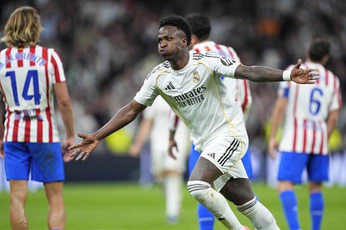 Vinicius Júnior, do Real Madrid CF, comemora um gol durante a partida de futebol da LaLiga EA Sports, disputada entre o Real Madrid e o Atlético de Madrid no Estádio Bernabéu, em 22 de março de 2026, em Madri, Espanha.