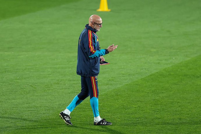 Archivo - Luis de la Fuente, head coach of Spain, during a training session prior to the 2026 World Cup qualifying matches against Georgia and Turkey, at the Ciudad del Futbol, in Las Rozas, Madrid, Spain, on November 11, 2025.