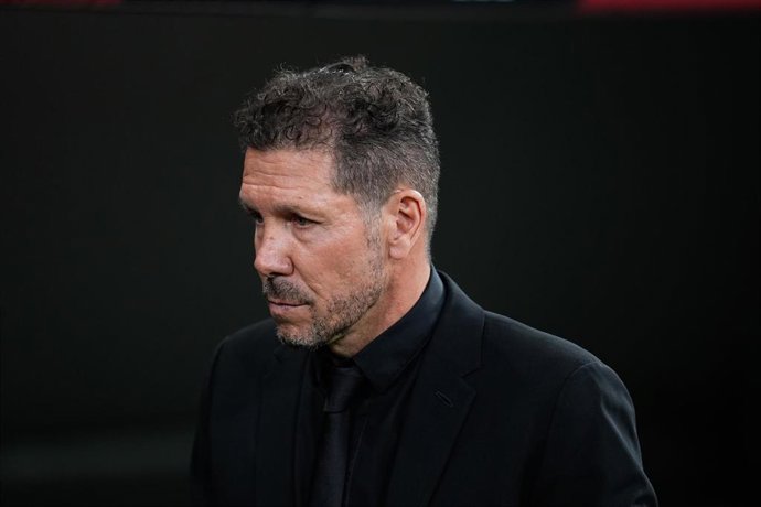 El entrenador del Atlético de Madrid, Diego Pablo Simeone, ante el Real Madrid en el partido de LaLiga EA Sports 2025-26 disputado en el Santiago Bernabéu.