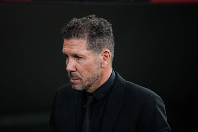 Diego Pablo Simeone, técnico do Atlético de Madrid, observa durante a partida de futebol da Liga Espanhola, LaLiga EA Sports, disputada entre o Real Madrid e o Atlético de Madrid no Estádio Bernabéu, em 22 de março de 2026, em Madri, Espanha.