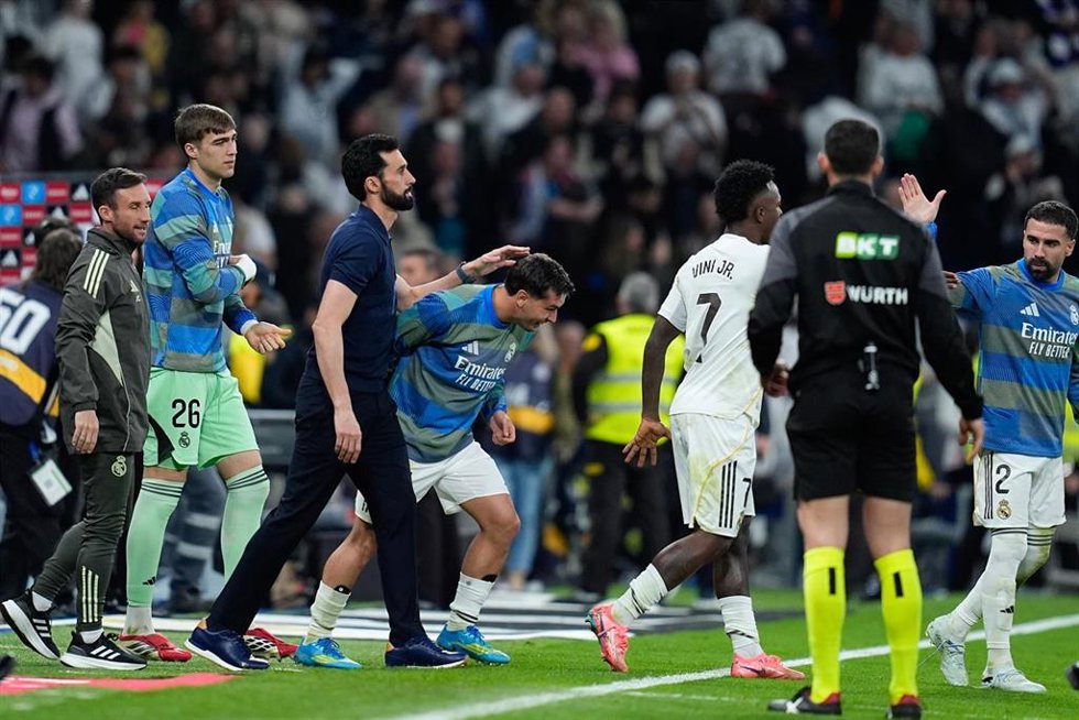 El entrenador del Real Madrod, Álvaro Arbeloa, ante el Atlético de Madrid.