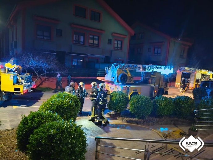 Efectivos del cuerpo de Bomberos sofocan un incendio en una habitación de hotel en Arriondas
