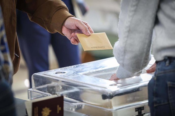 Ciudadanos franceses votan en la segunda vuelta de las elecciones municipales del país
