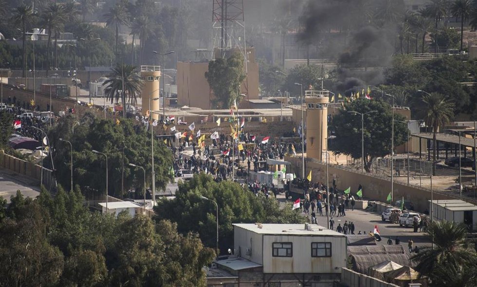 Archivo - Protestas de miembros de la milicia iraquí proiraní Kataib Hezbolá frente a la Embajada de EEUU en Bagdad