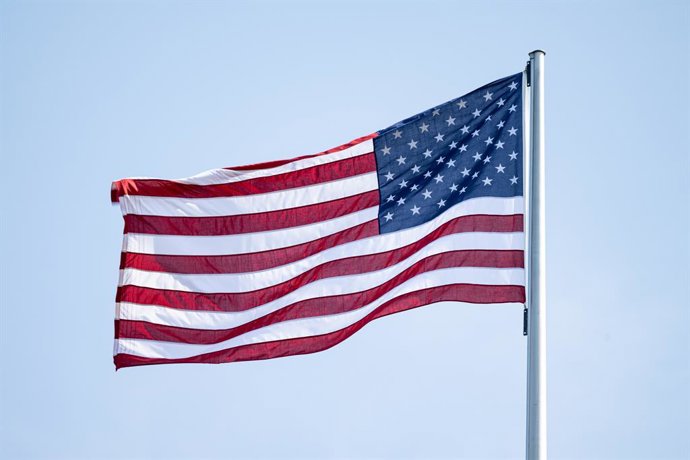 Archivo - FILED - 22 June 2025, Berlin: The flag of the USA flies, here at the US embassy in Berlin. The US government plans to reduce the validity period of visas for students and journalists. Photo: Fabian Sommer/dpa