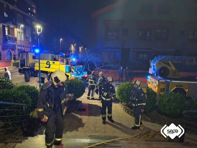 Os bombeiros extinguiram um incêndio que se iniciou em um quarto de um hotel localizado na rua El Texu, em Arriondas (Parres).