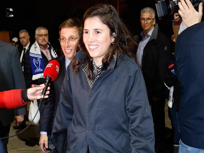Teresa Urquijo y José Luis Martínez Almeida llegan al Santiago Bernabeú para asistir al partido del Real Madrid frente al Atlético de Madrid este domingo 22 de marzo