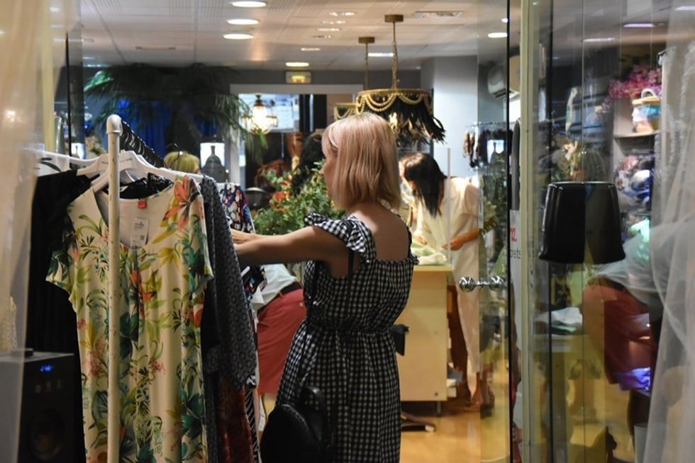 Archivo - Imagen de archivo de una mujer en un establecimiento comercial de Monzón. 