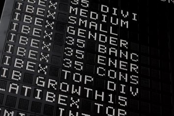 Archivo - Valores del Ibex 35 en el Palacio de la Bolsa de Madrid, a 15 de junio de 2022, en Madrid (España).