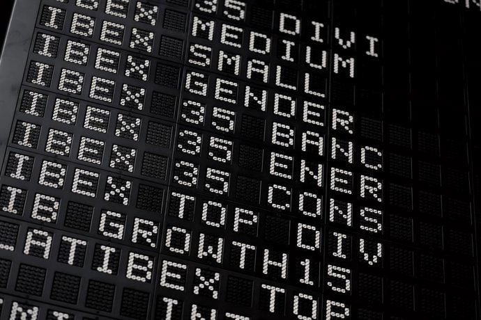 Archivo - Valores del Ibex 35 en el Palacio de la Bolsa de Madrid, a 15 de junio de 2022, en Madrid (España).