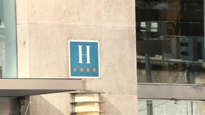 Placa de hotel 4 estrellas.