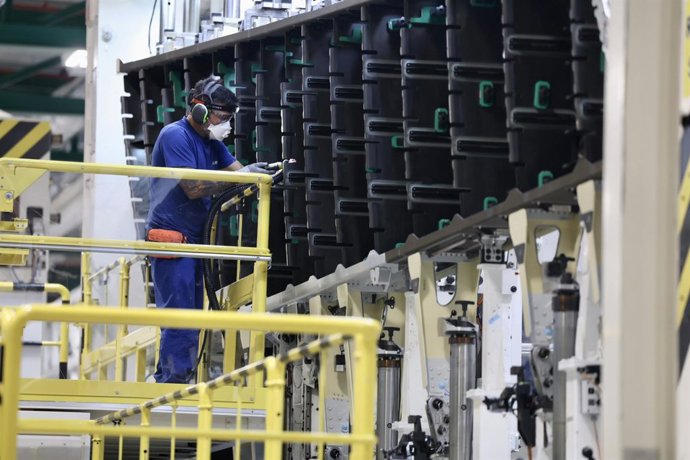 Archivo - Operarios trabajando en la nueva línea de producción.