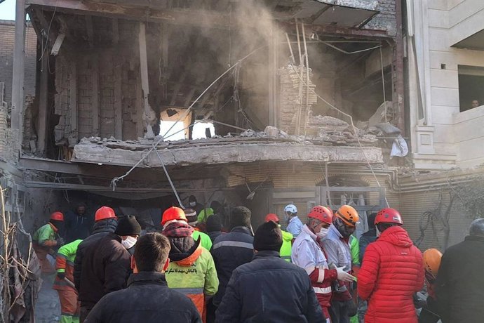 Trabajadores de los equipos de emergencias de Irán en un edificio de Tabriz bombardeado en el marco de la ofensiva lanzada el 28 de febrero por Estados Unidos e Israel (archivo)
