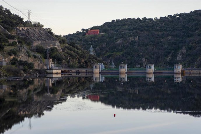 Embalse y presa de Picadas, a 22 de febrero de 2026, en Aldea del Fresno, Madrid (España).  Foto de archivo