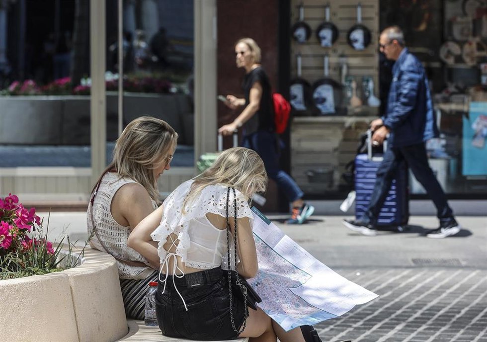Archivo - Varios turistas recorren la ciudad, a 28 de mayo de 2024, en Valencia, Comunidad Valenciana (España). La alcaldesa de Valencia ha anunciado hoy que aplicará en el conjunto de la ciudad la suspensión cautelar de licencias para apartamentos de uso