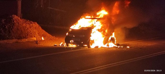 Vehículo ardiendo en Sanxenxo (Pontevedra).