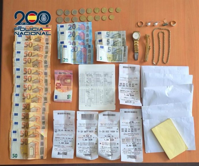 Efectos incautados a tres sospechosos de estafar a ancianos por el método del 'tocomocho'.