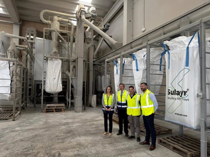 El delegado territorial de Economía e Industria de la Junta en Granada, Gumersindo Fernández, junto a técnicos de la agencia Andalucía Trade, ha visitado las instalaciones de Sulayr Recycling PET Trays y Sulayr Sorting.