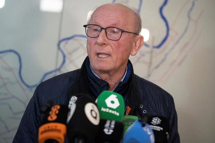 Archivo - El presidente de AVA-ASAJA, Cristóbal Aguado, ofrece declaraciones a los medios