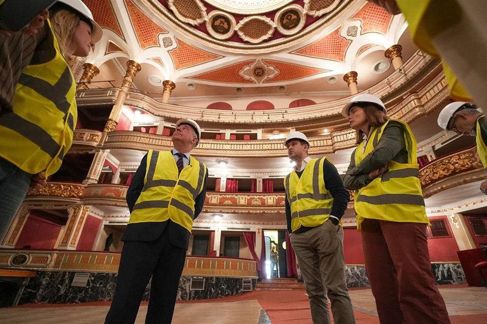 El alcalde de Sevilla, José Luis Sanz, visita las obras de rahabilitación del Teatro Lope de Vega.