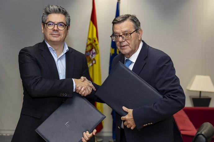 Daniel Martínez Rodríguez, vicepresidente ejecutivo de Ifema Madrid, y José Luis Martínez Donoso, director general de Fundación ONCE, en la firma del acuerdo con el GP de España de F1.
