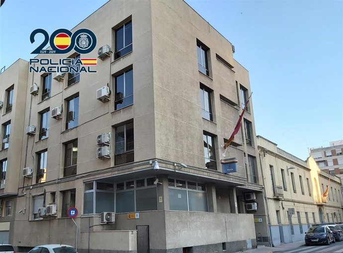 Archivo - Alicante.- Sucesos.- Dos detenidos acusados de robar 690 euros de un comercio tras amenazar al empleado con un cuchillo