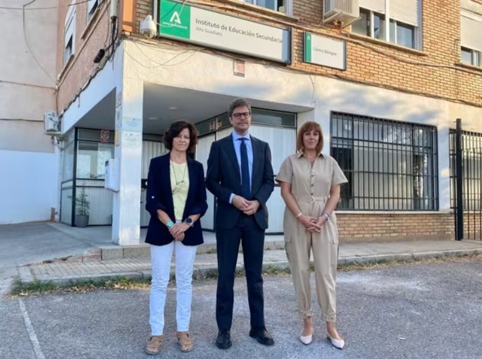 El delegado de Desarrollo Educativo y Formación Profesional, Diego Copé, (centro), durante una visita al IES Alto Guadiato de Peñarroya-Pueblonuevo.