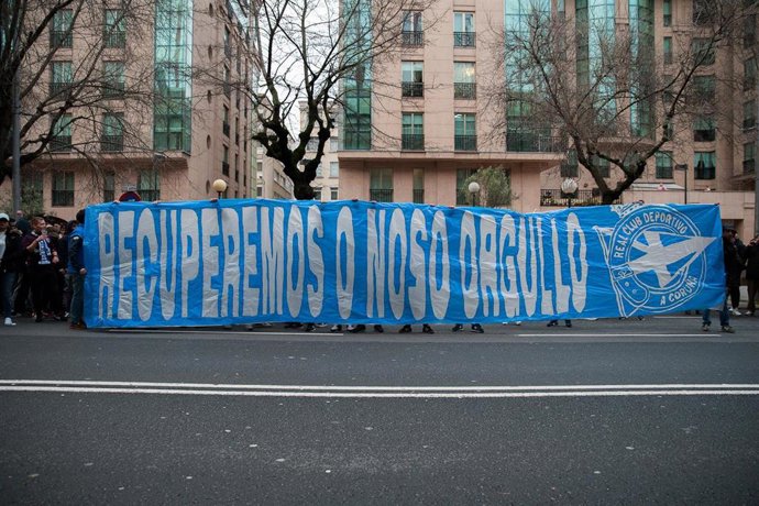 Archivo - Arquivo - Riazor Blues Deportivo's supporter in action during Santander League (A liga) match played in Riazor Abanca Stadium between Deportivo and Malaga CF in A Coruna, Spain, at Apr 6th 2018. Photo: Daniel Otero/ AFP7