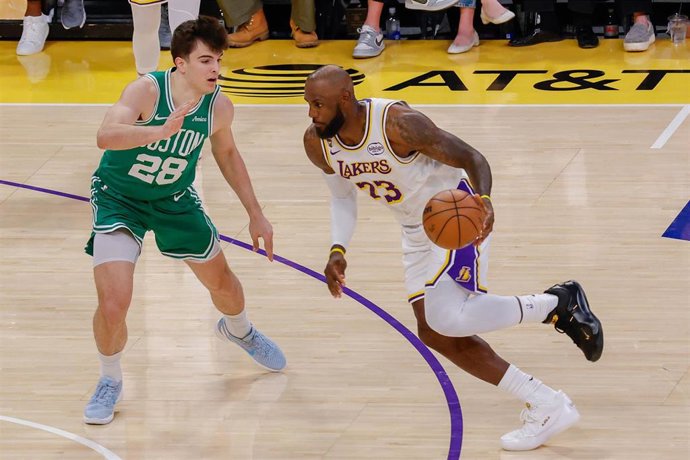 Hugo González ante LeBron James en un Lakers-Celtics de la NBA 25-26