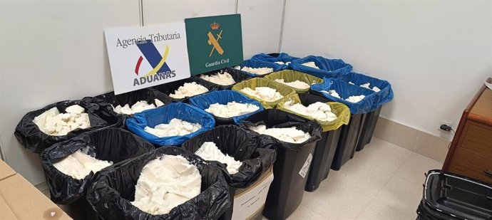 Varios kilos de metanfetamina incautada en un envío de aceite de coco procedente de México.