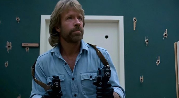 Los mejores memes de Chuck Norris tras su muerte: "Dios no tenía instructor de artes marciales, contrató a Chuck Norris"