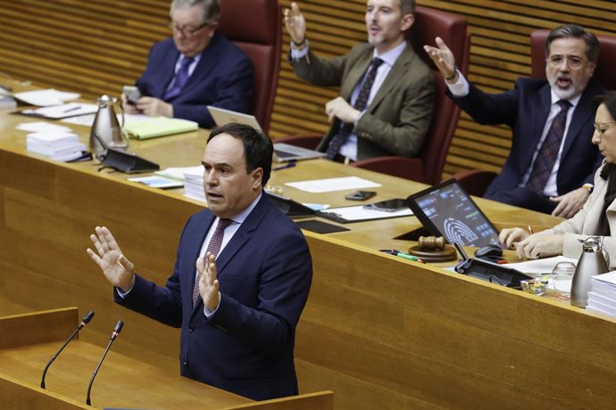 El president de la Generalitat, Juanfran Pérez Llorca, durante una sesión de control, en Les Corts Valencianes, a 5 de marzo de 2026, en Valencia